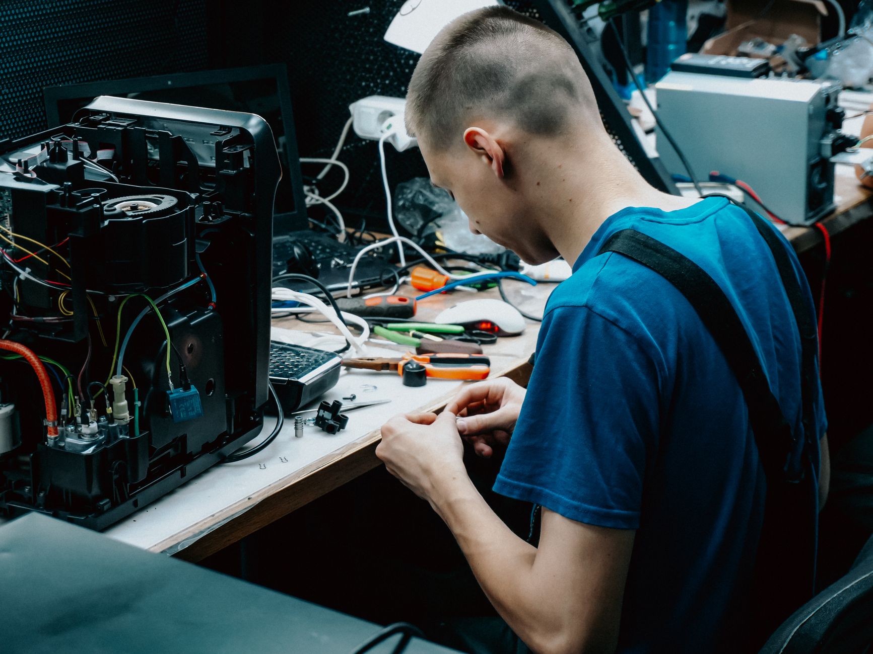 Technik opravuje práčku priamo v domácnosti v Žiline